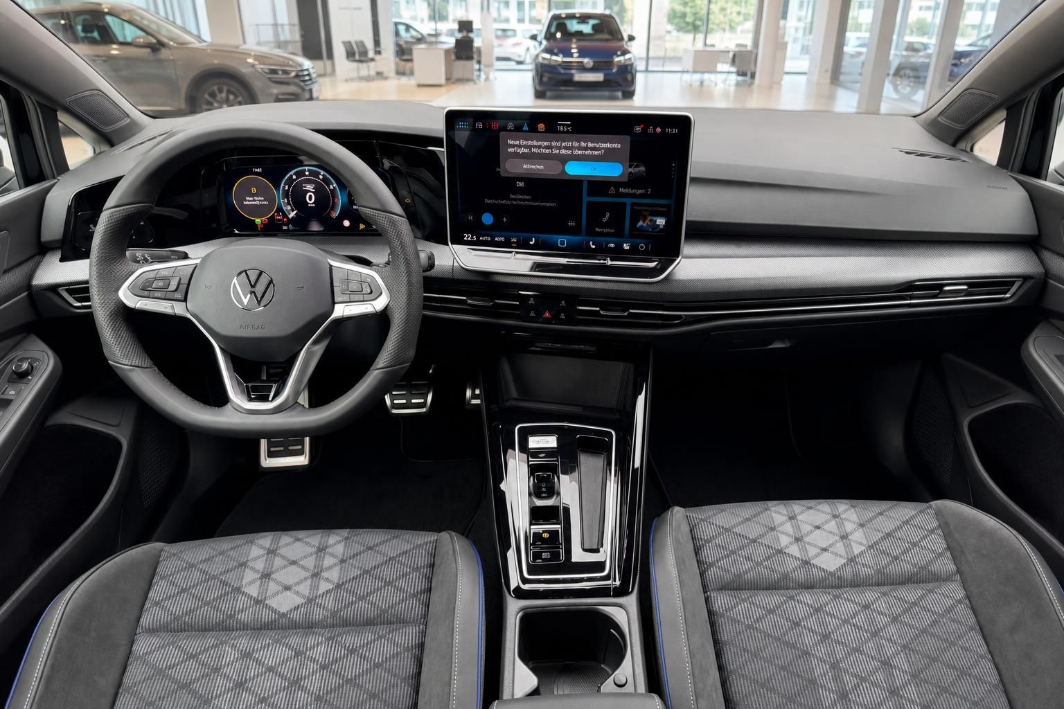 VW Innenraum Cockpit mit Lenkrad, Infotainment-Display und Mittelkonsole – modernes Fahrzeuginterieur
