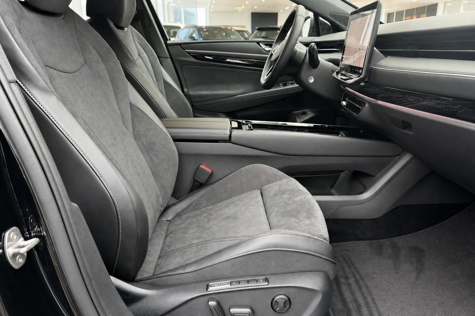 Fahrzeug Innenraum mit schwarzen Alcantara-Ledersitzen, Mittelkonsole und Touchscreen-Infotainmentsystem