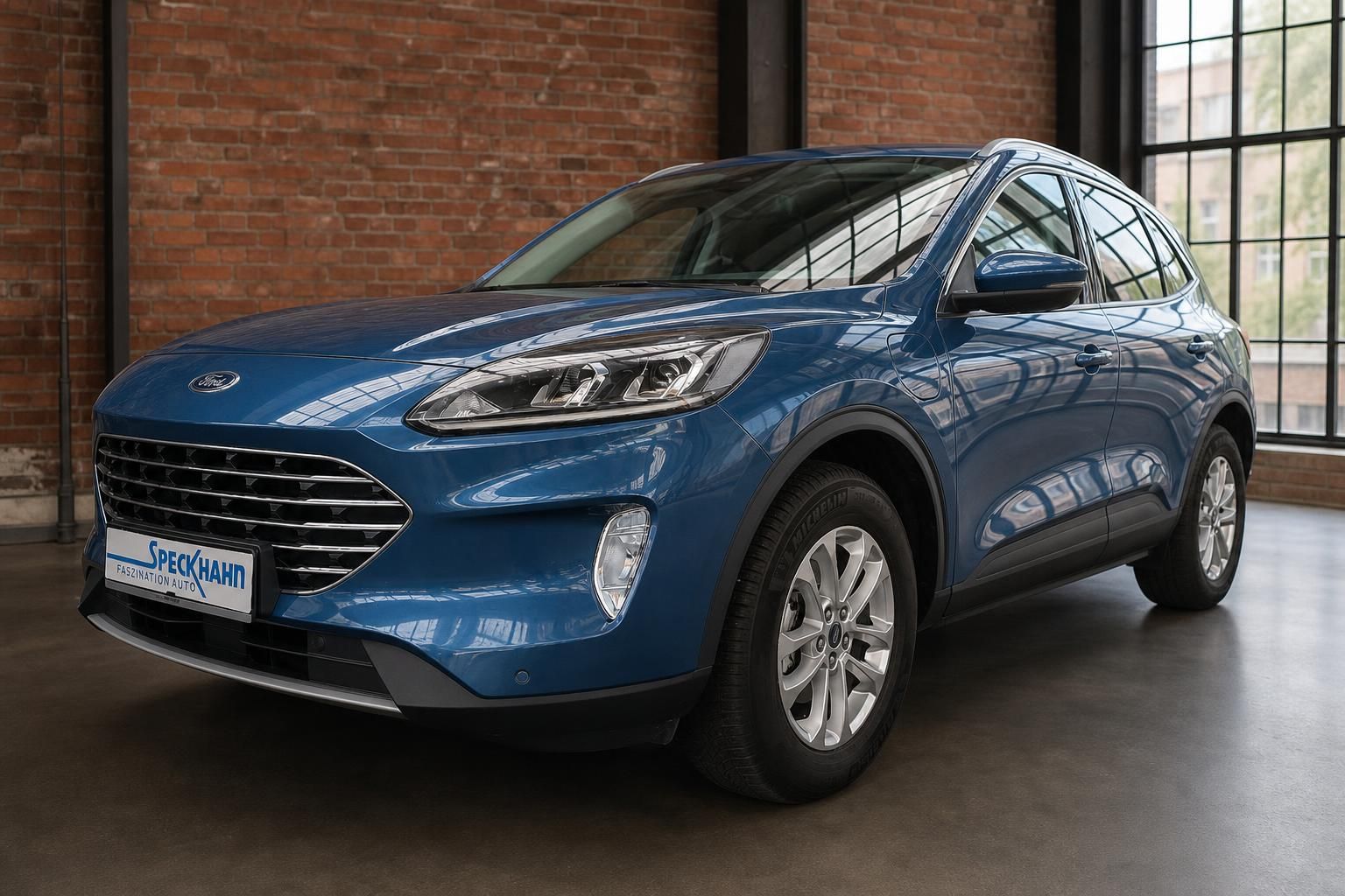 Ford Kuga blau metallic SUV Frontansicht in Industriehalle