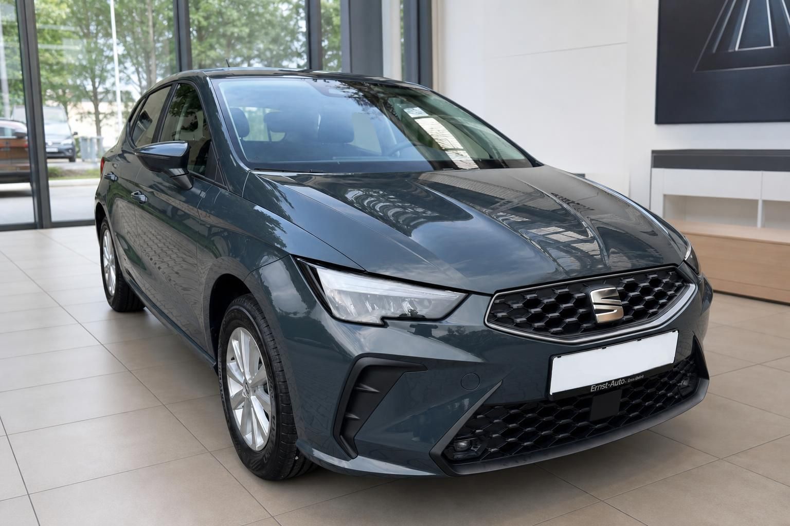 SEAT Ibiza grau Frontansicht im Autohaus – gepflegter Kleinwagen in modernem Design