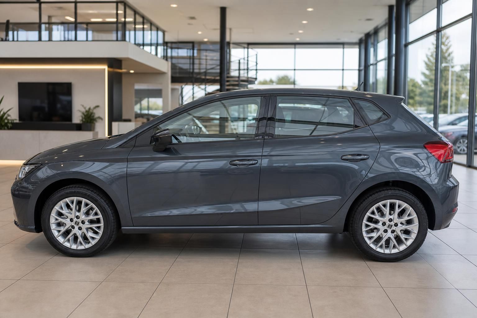 SEAT Ibiza grau Seitenansicht im Autohaus – 5-türiger Kompaktwagen mit Leichtmetallfelgen