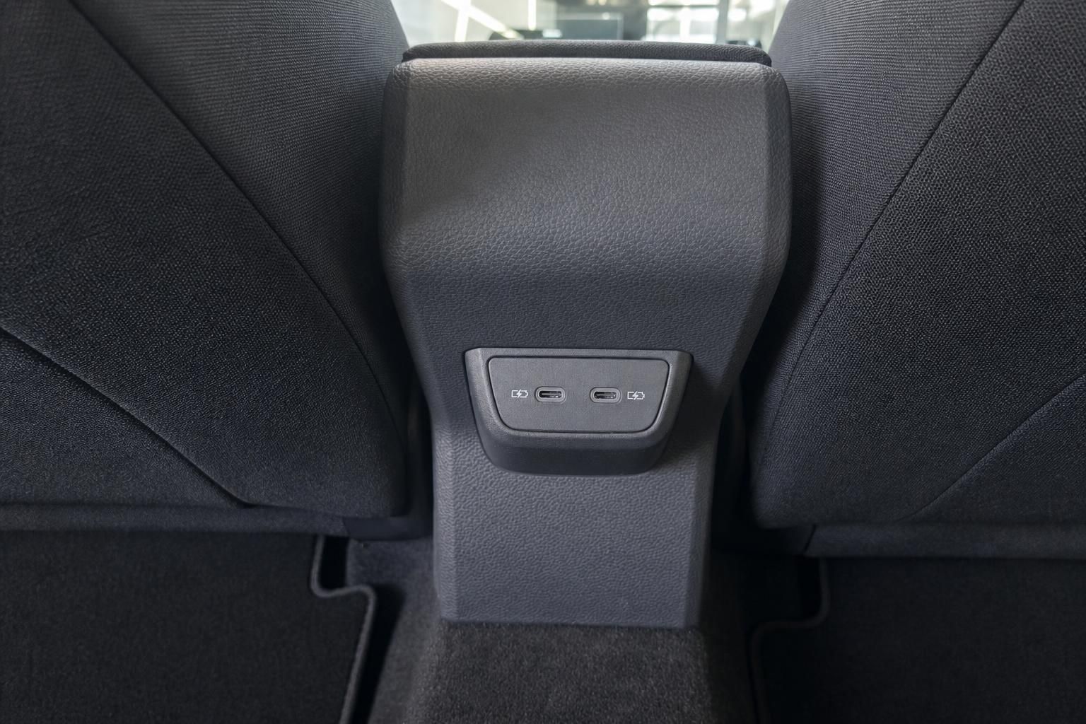 Fahrzeug Innenraum Rücksitzbank mit USB-C Ladeanschlüssen an der Mittelkonsole
