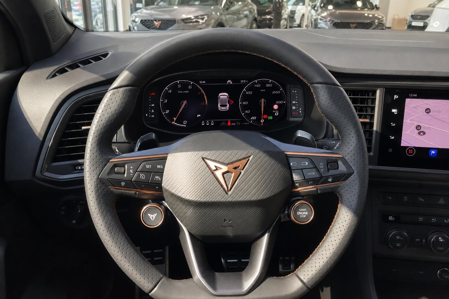 CUPRA Innenraum – Lenkrad mit Logo, digitales Cockpit und Infotainment-Display in Nahaufnahme