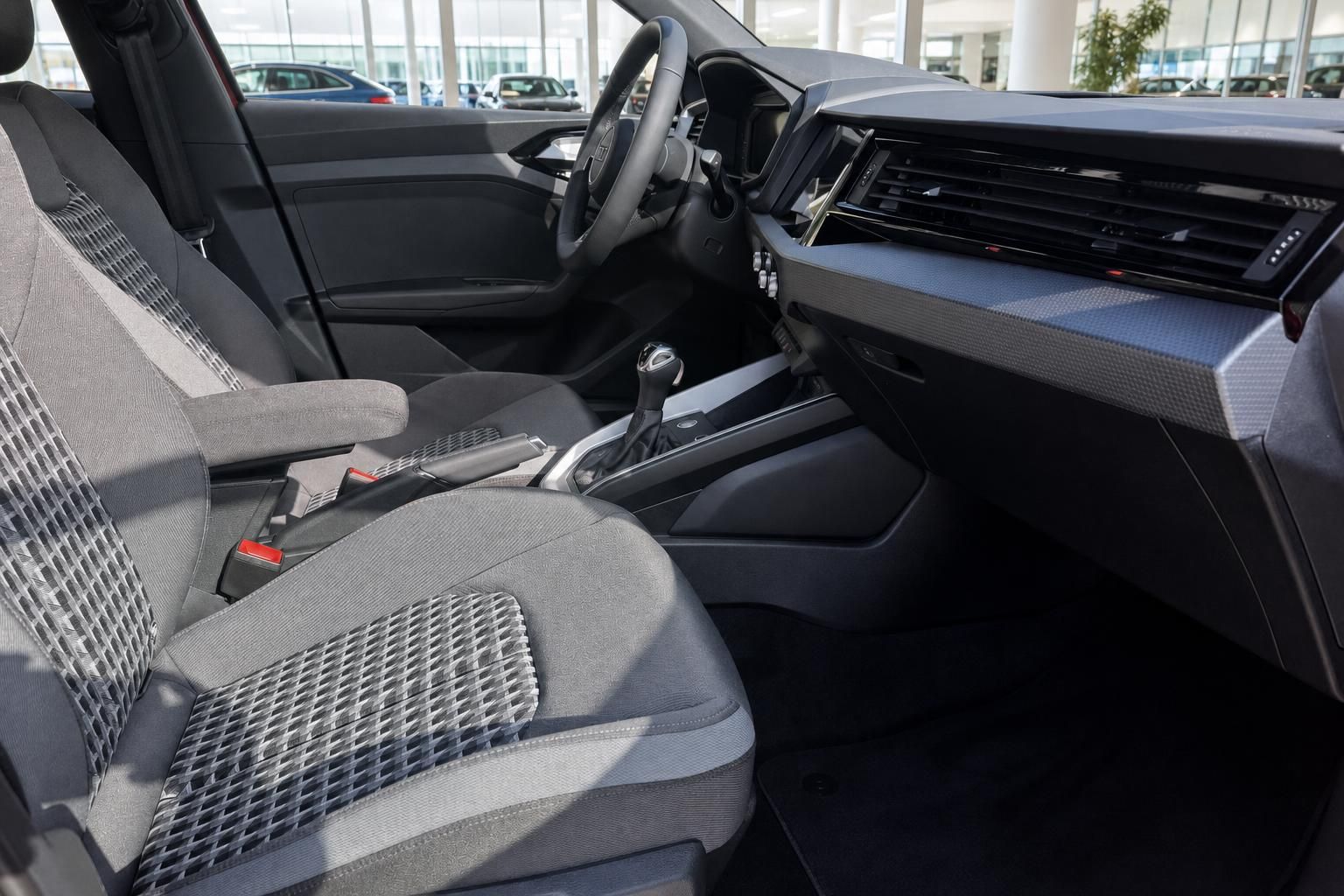 Audi Innenraum Vordersitze grau Stoff Schaltgetriebe Cockpit Armaturenbrett Autohaus