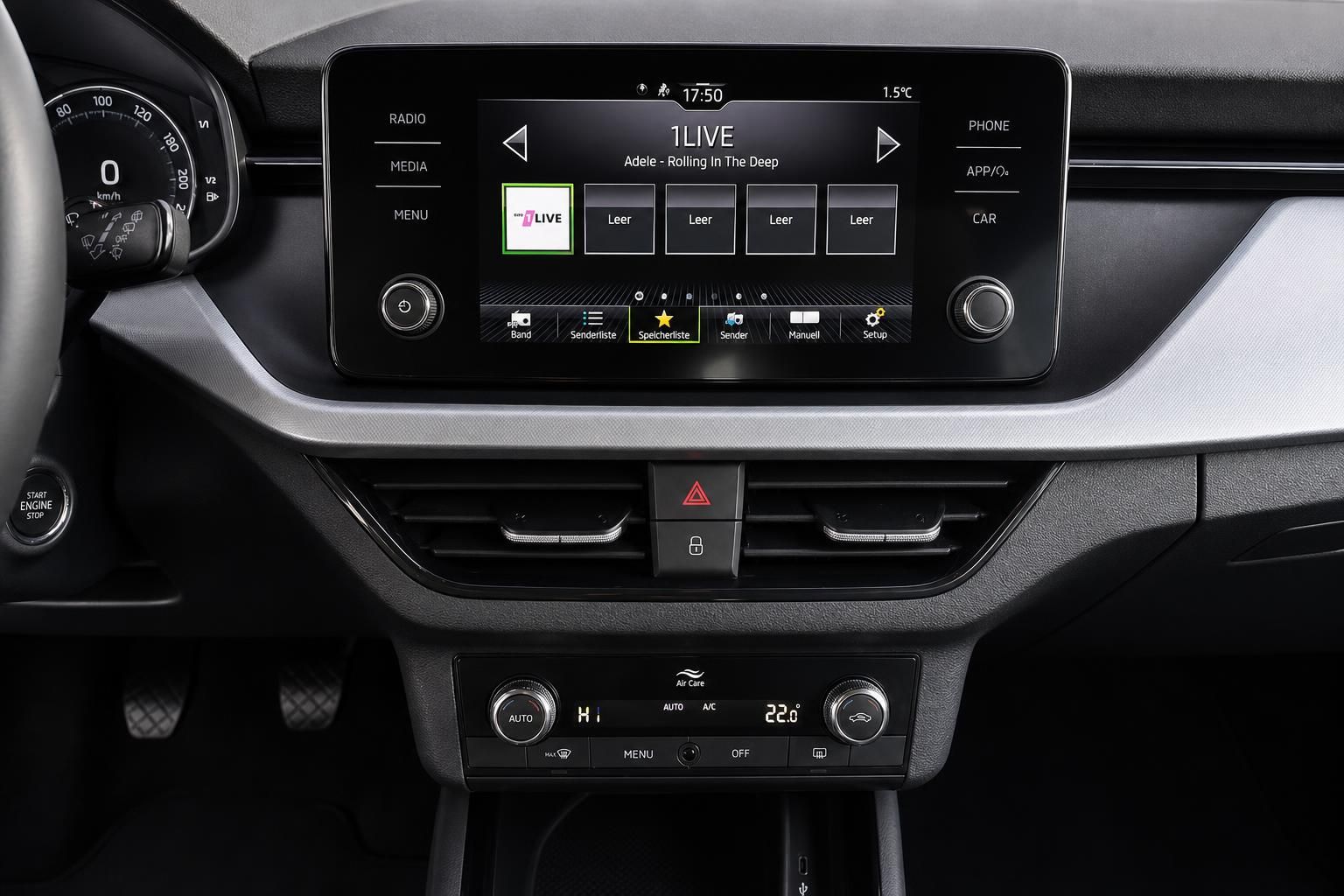 Infotainment-Display und Mittelkonsole im Fahrzeuginnenraum mit Klimabedienung