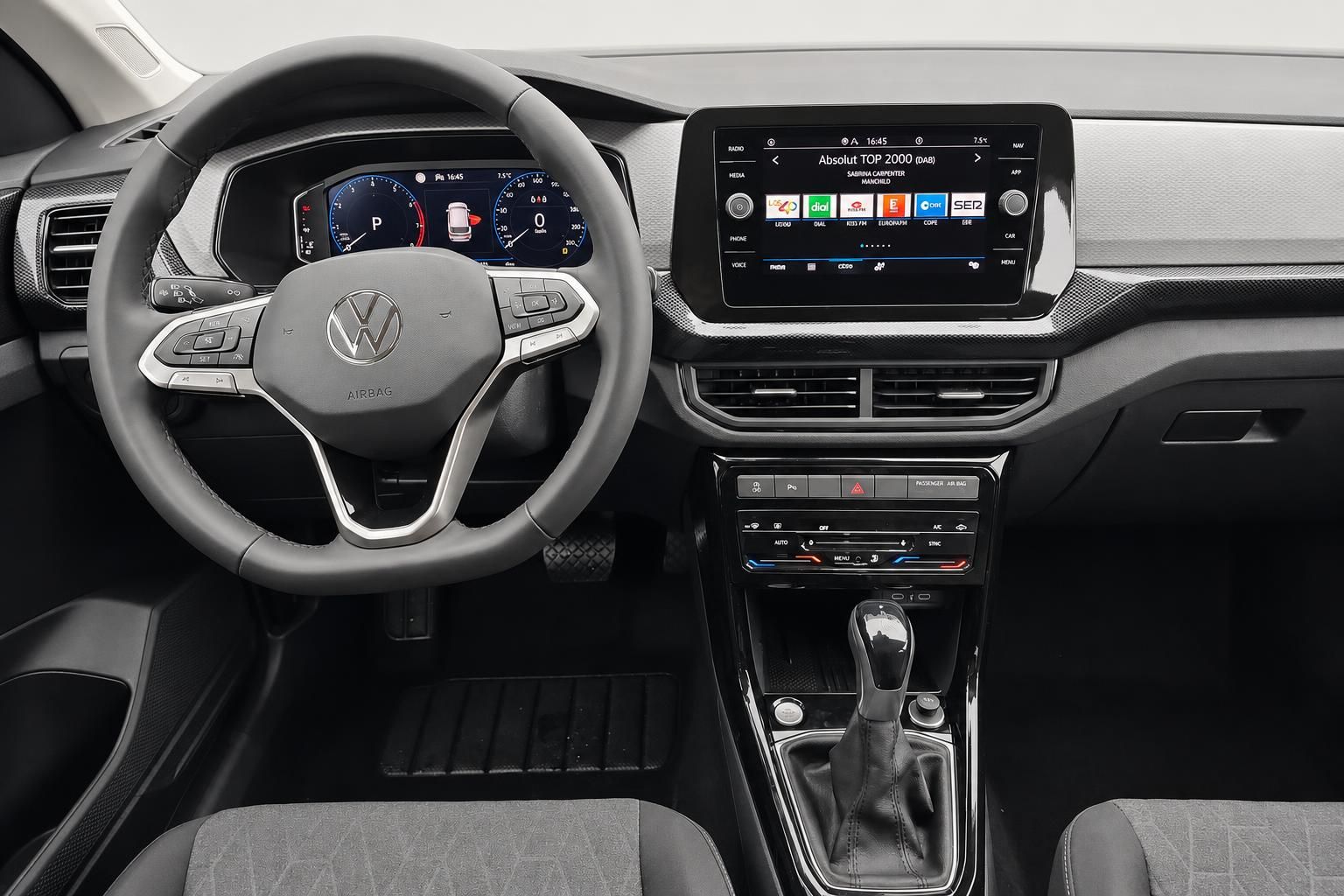 VW Cockpit mit Lenkrad, Digitaltacho und Touchscreen Infotainment im Innenraum