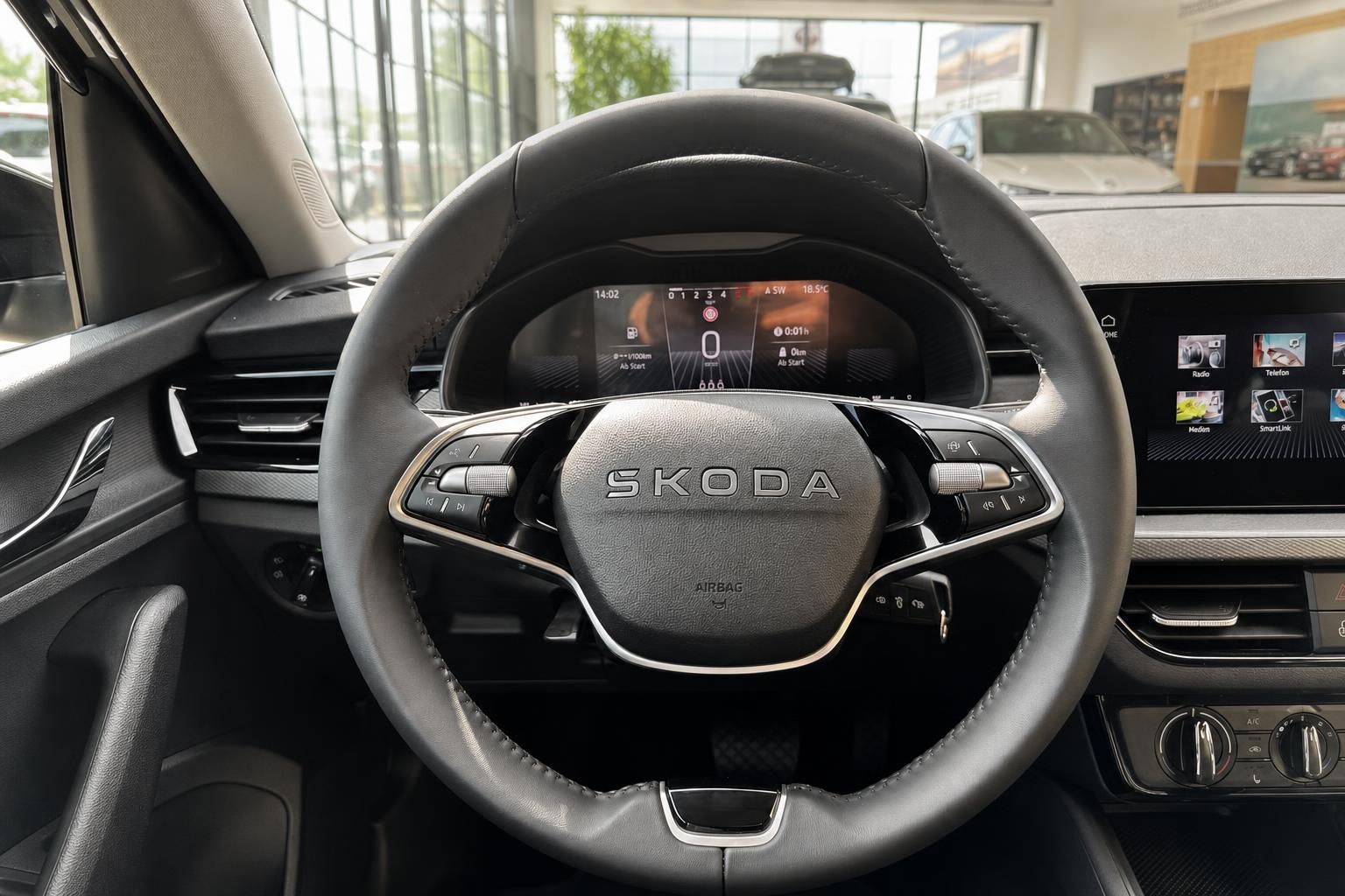 Skoda Innenraum Lenkrad mit Digitaltacho und Infotainment-Display im Autohaus