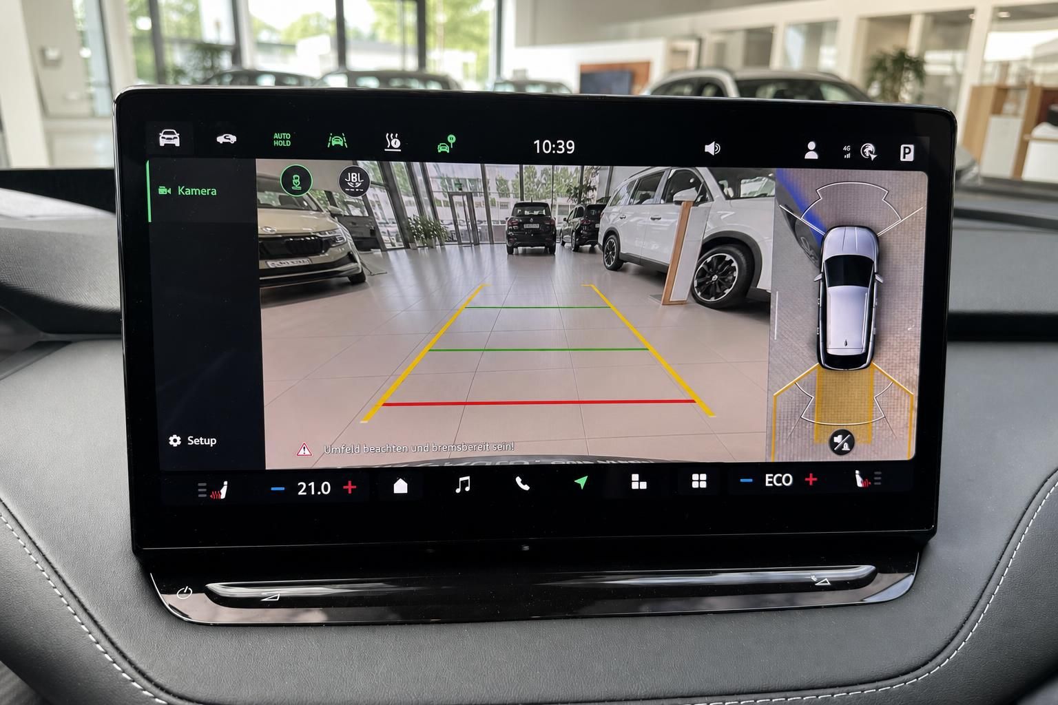 Fahrzeug Infotainment-Display mit Rückfahrkamera und Parksensoren im Innenraum