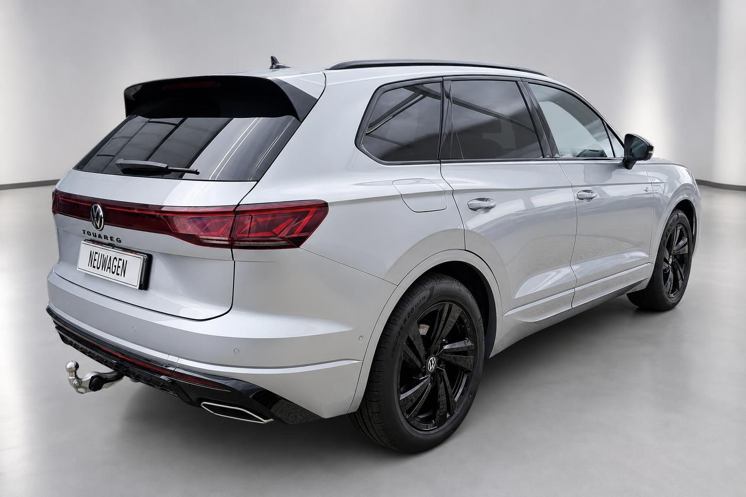VW Touareg silber Heckansicht mit Anhaengerkupplung und schwarzen Alufelgen