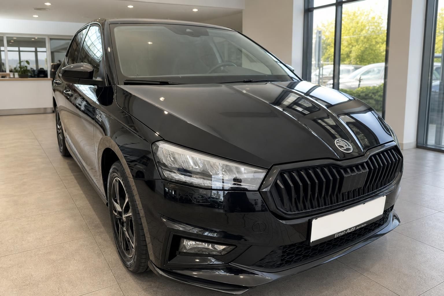 Schwarzer Skoda Fabia Schrägansicht vorne links in Fahrzeughalle