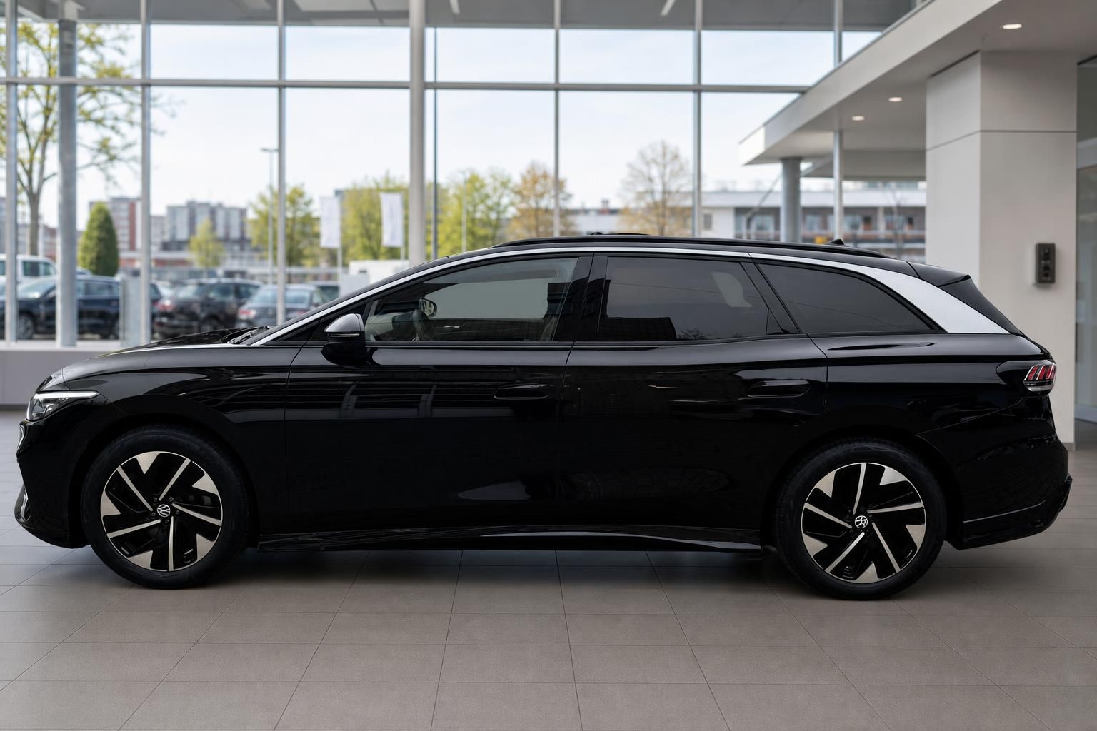 Volkswagen ID.7 Elektroauto schwarz Seitenansicht links im Hangar
