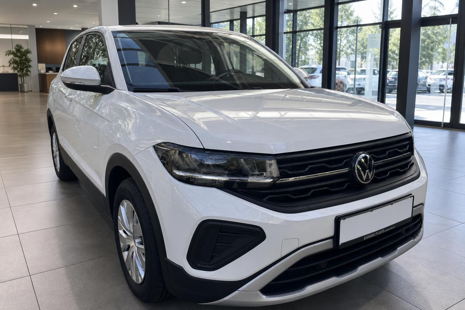 VW T-Cross weiss Frontansicht im Autohaus – kompakter SUV von Volkswagen