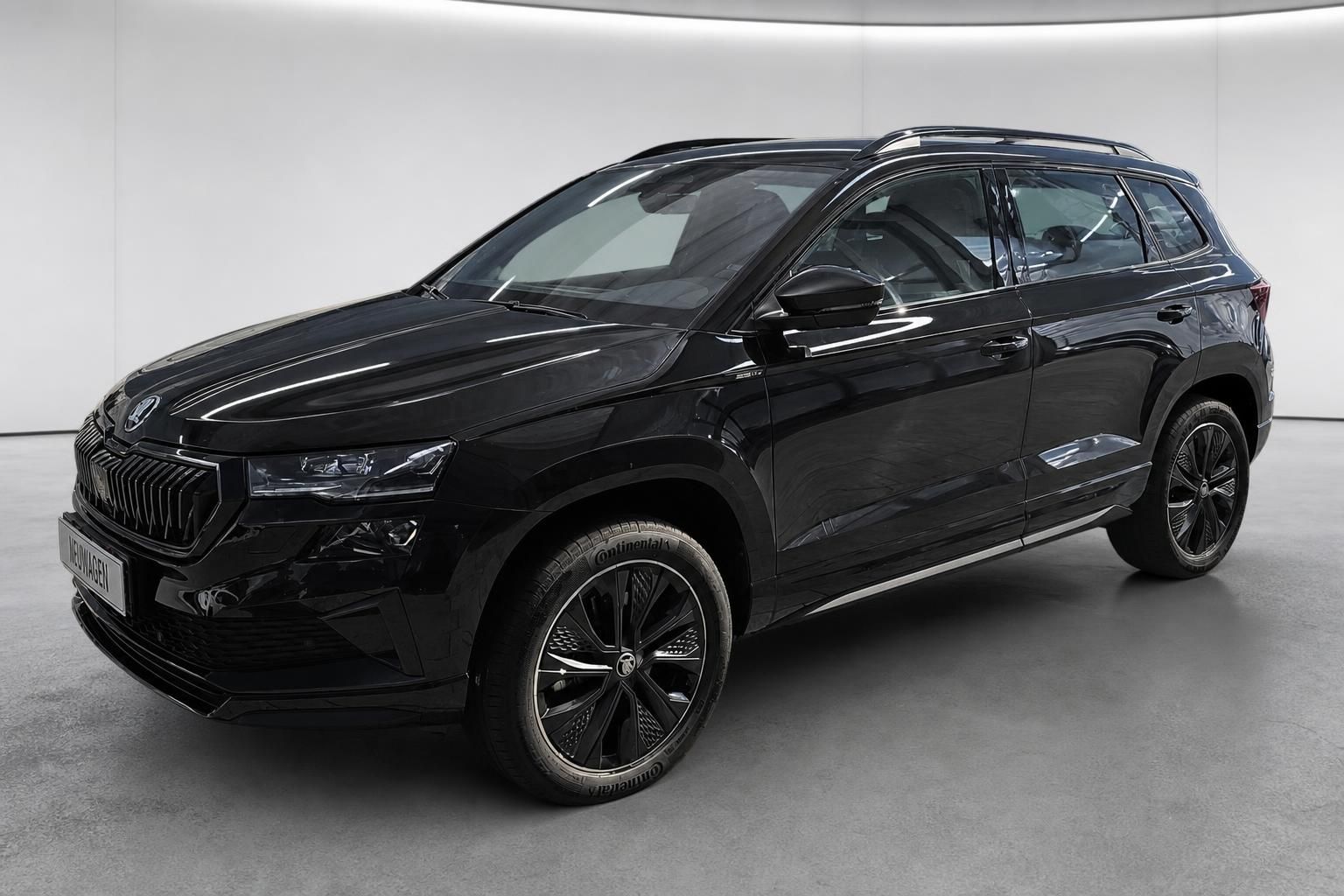 Schwarzer Skoda Kodiaq SUV in Frontansicht im Studio