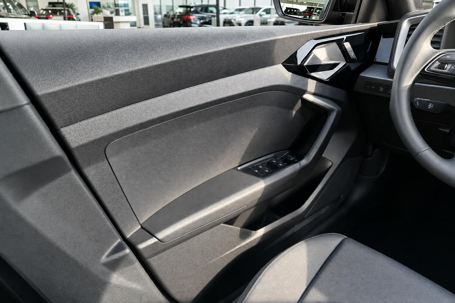 Fahrzeug Innenraum – Fahrertür mit Fensterheber, Türverkleidung und Lenkrad in grauem Design