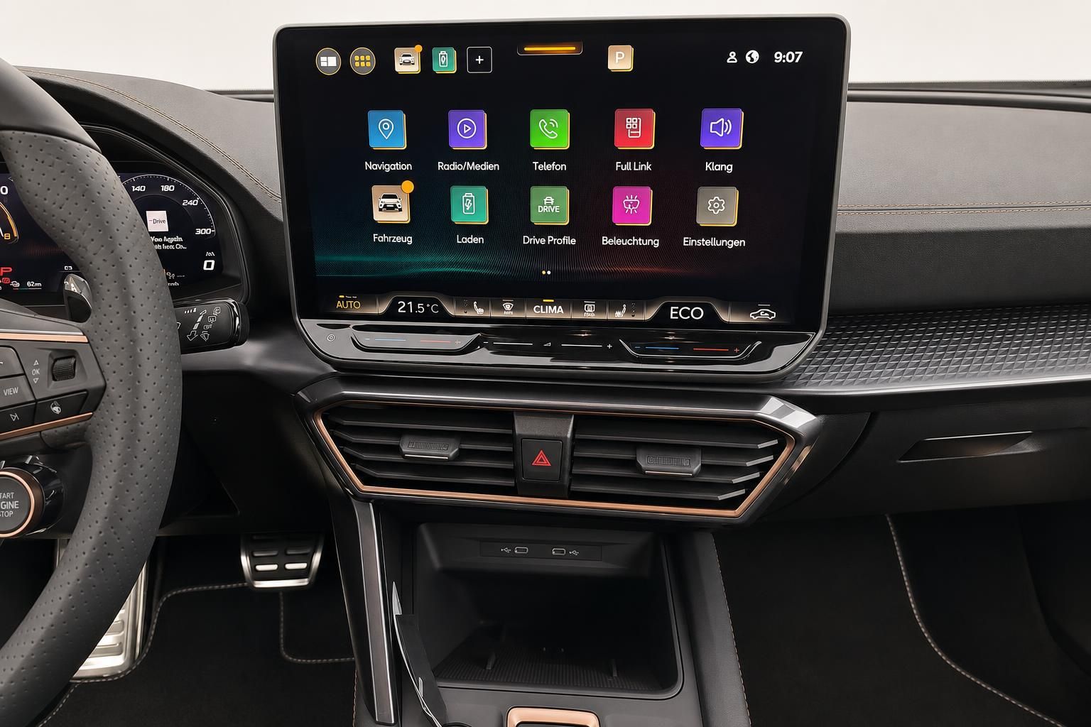 Cockpit mit Infotainment-Touchscreen und digitalem Tacho im Fahrzeuginnenraum