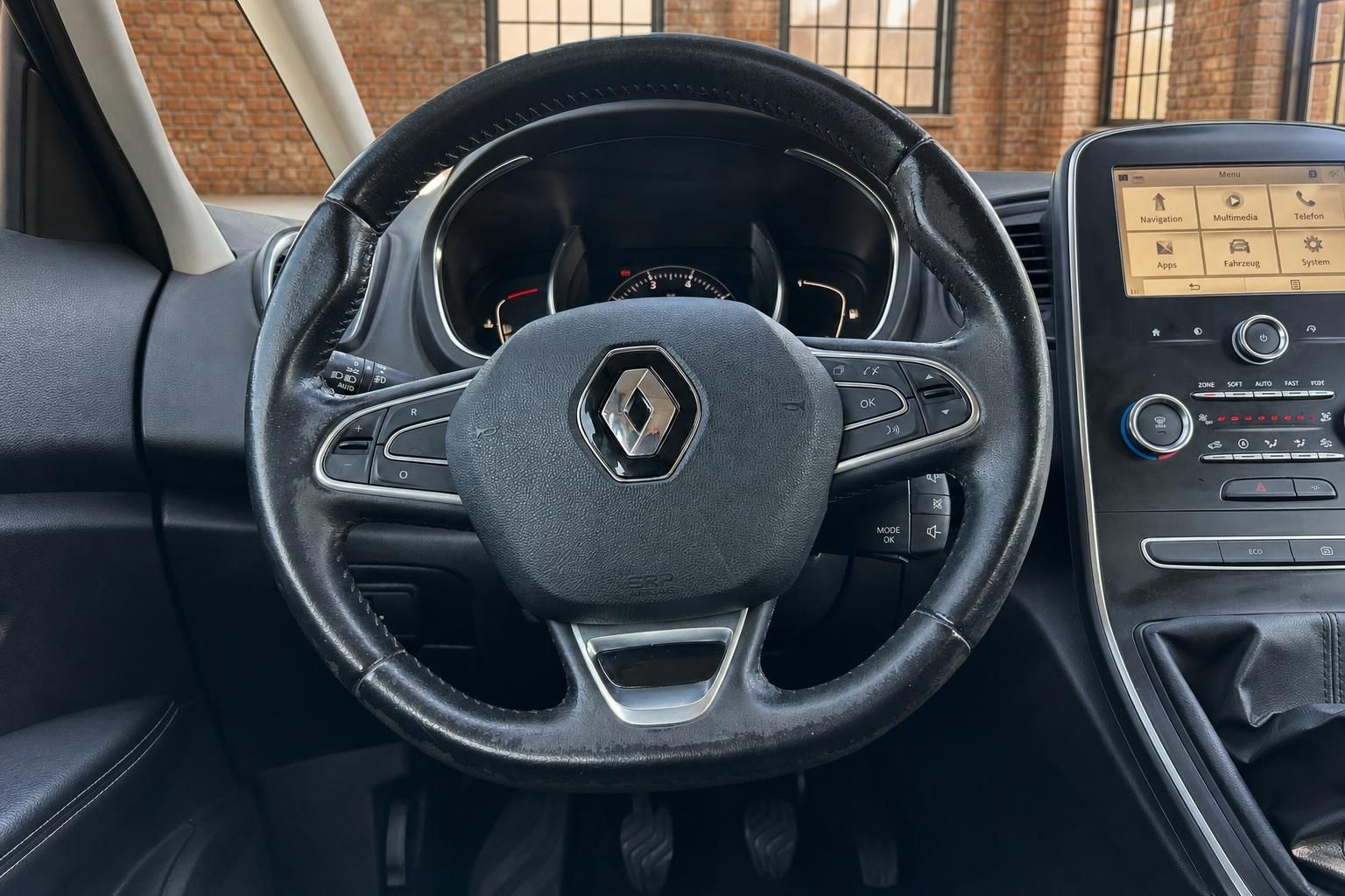 Renault Lenkrad und Multimedia-Display im Fahrzeuginnenraum