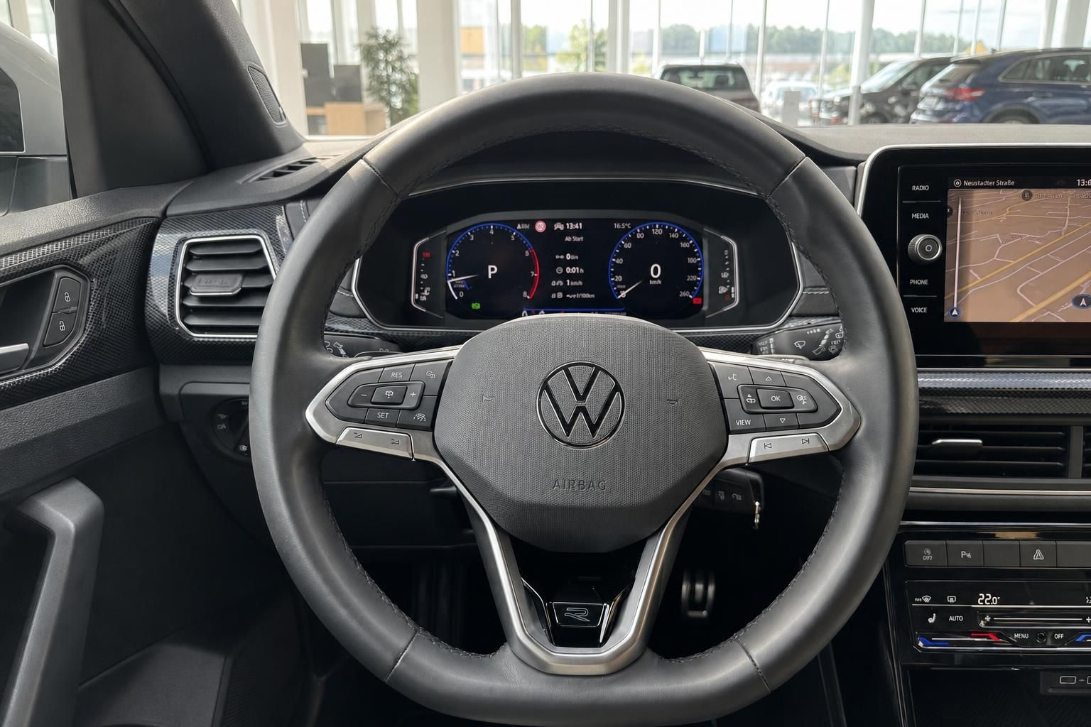 VW Lenkrad mit digitalem Cockpit und Navigationssystem – Volkswagen Innenraum Detailansicht