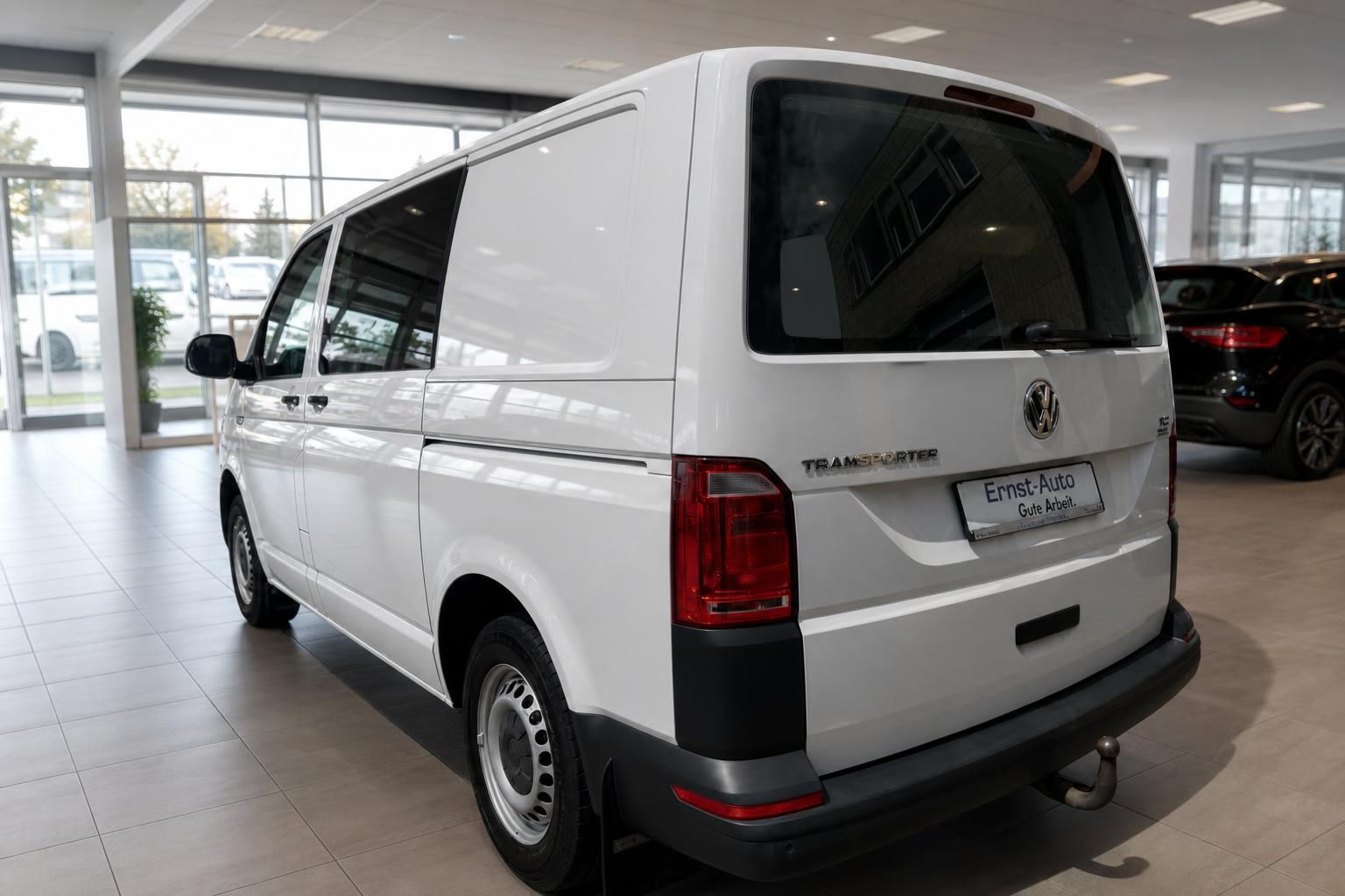 VW Volkswagen Transporter T6 Kasten weiß Heckansicht im Autohaus