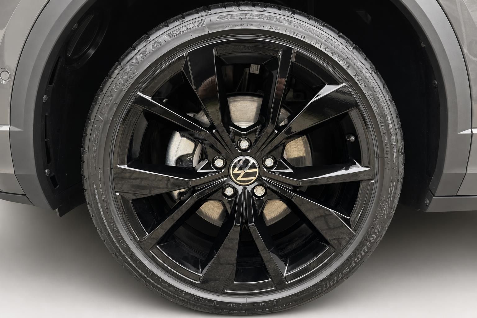 Volkswagen SUV schwarze 19-Zoll-Alufelge mit Bridgestone-Reifen – Detailaufnahme Rad