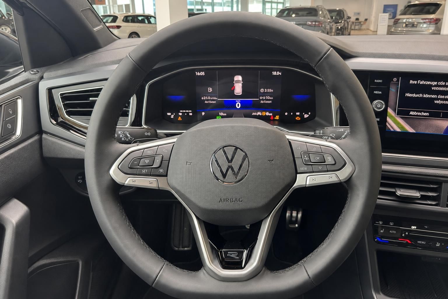 VW Innenraum Lenkrad mit Digital Cockpit und Multifunktionstasten – R-Line Lenkrad Nahaufnahme