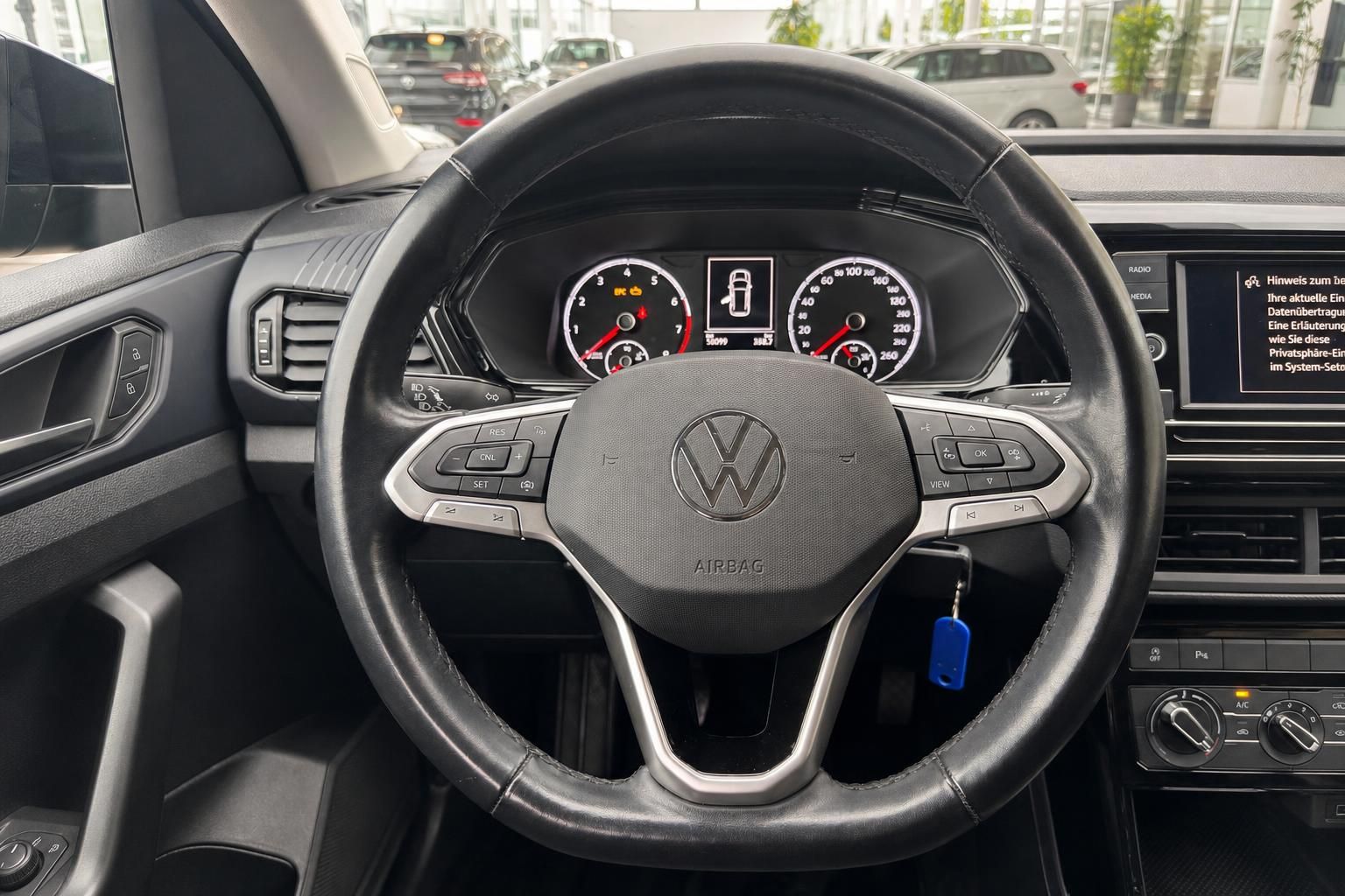 VW Innenraum – Lenkrad mit Multifunktionstasten, Tacho und Infotainment-Display