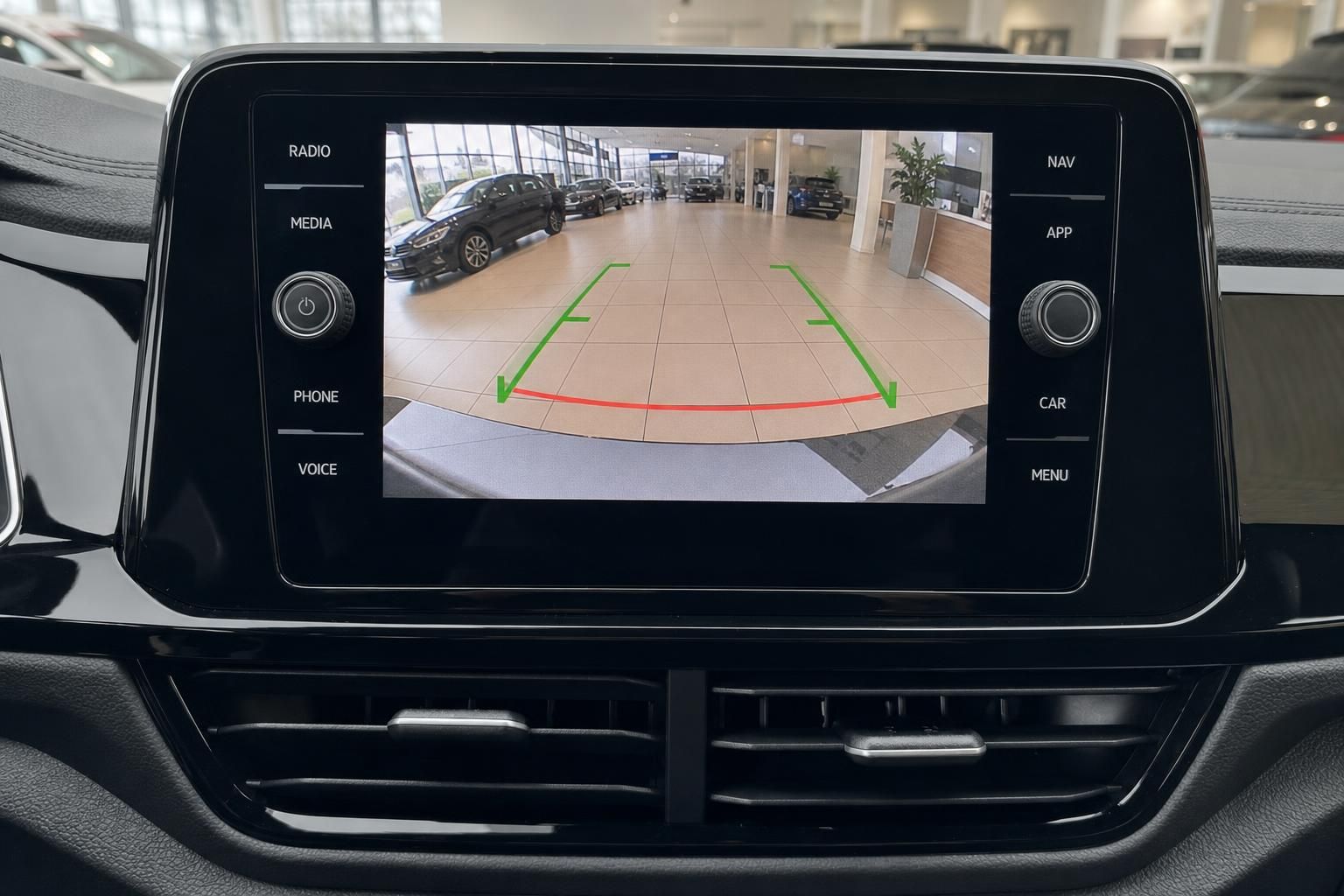 Infotainment-System mit Rückfahrkamera und Einparkhilfe-Anzeige im Fahrzeuginnenraum