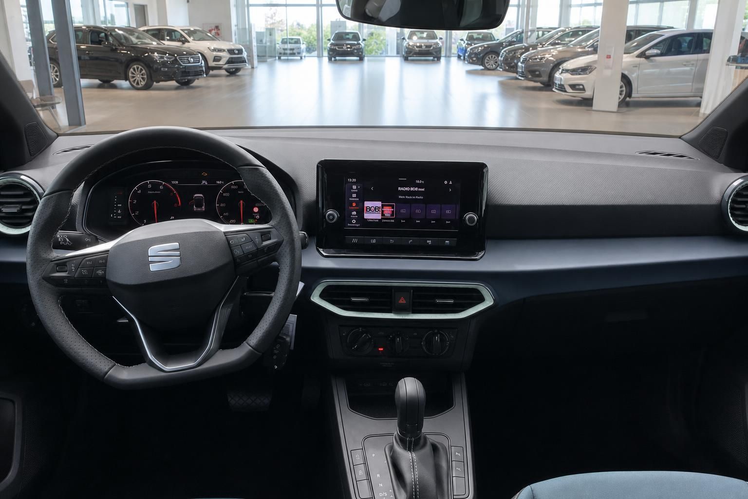 SEAT Fahrzeug Innenraum mit schwarzem Armaturenbrett, Infotainment-Display und Lenkrad