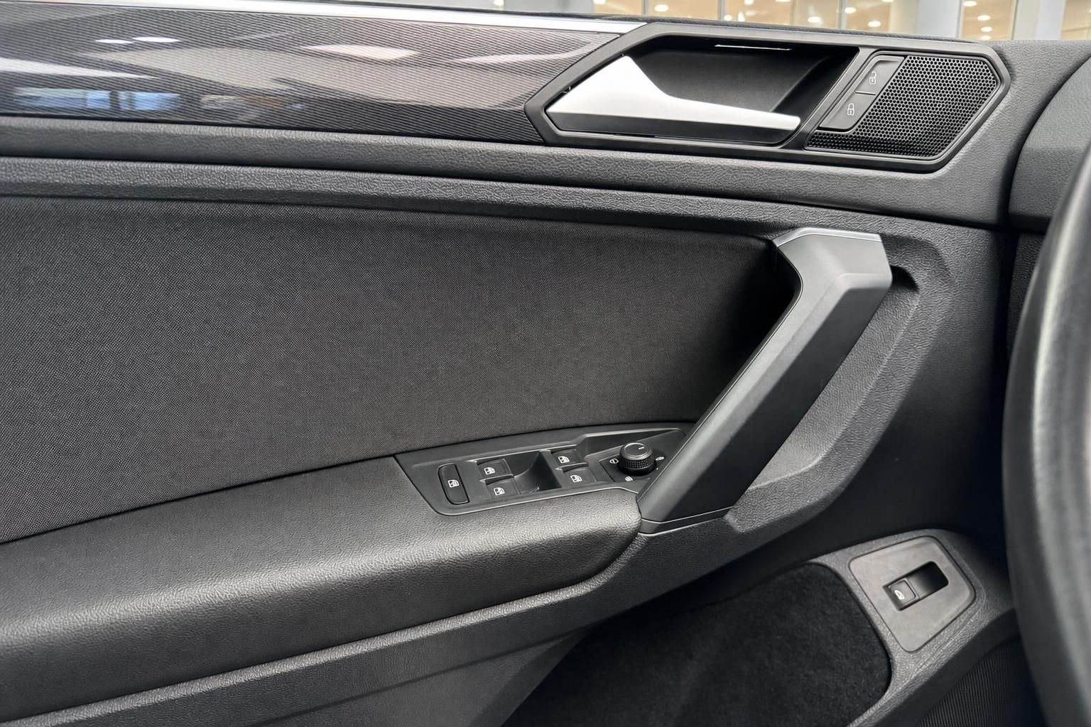 Fahrzeug Innenraum Türverkleidung mit Fensterheber und Türgriff – Detailaufnahme