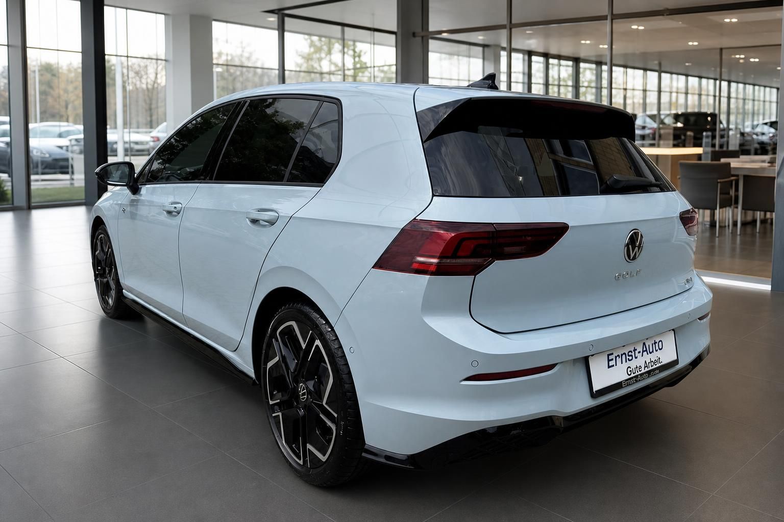 VW Golf 8 in Weiß – Heckansicht im Autohaus, schwarze Felgen, LED-Rückleuchten