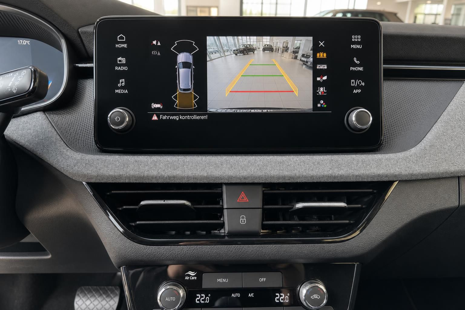 Fahrzeug Innenraum Infotainment-Display mit Rückfahrkamera und Parkassistent-Anzeige