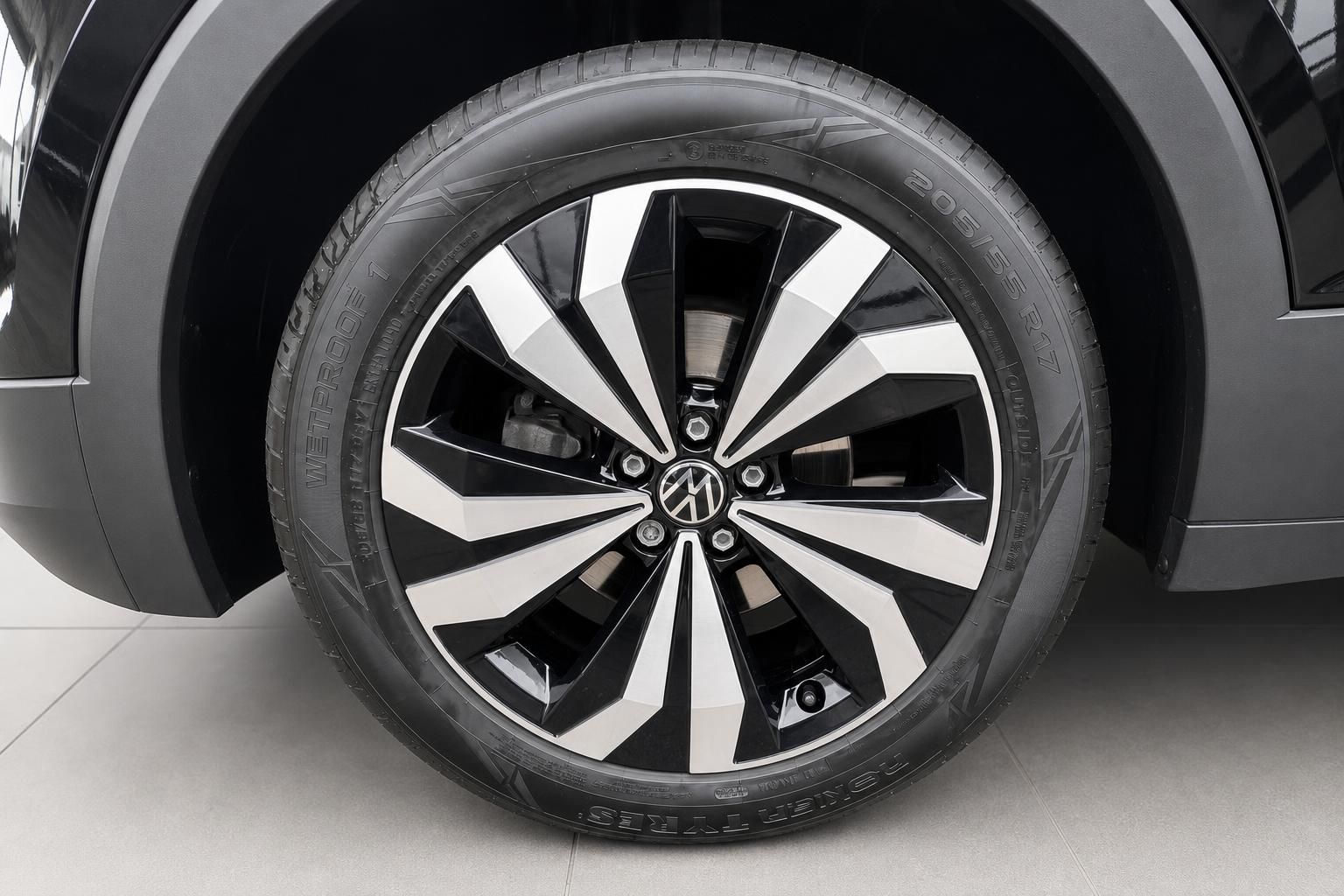 VW Leichtmetallfelge 17 Zoll schwarz poliert mit Reifen 205/55 R17 Detailansicht