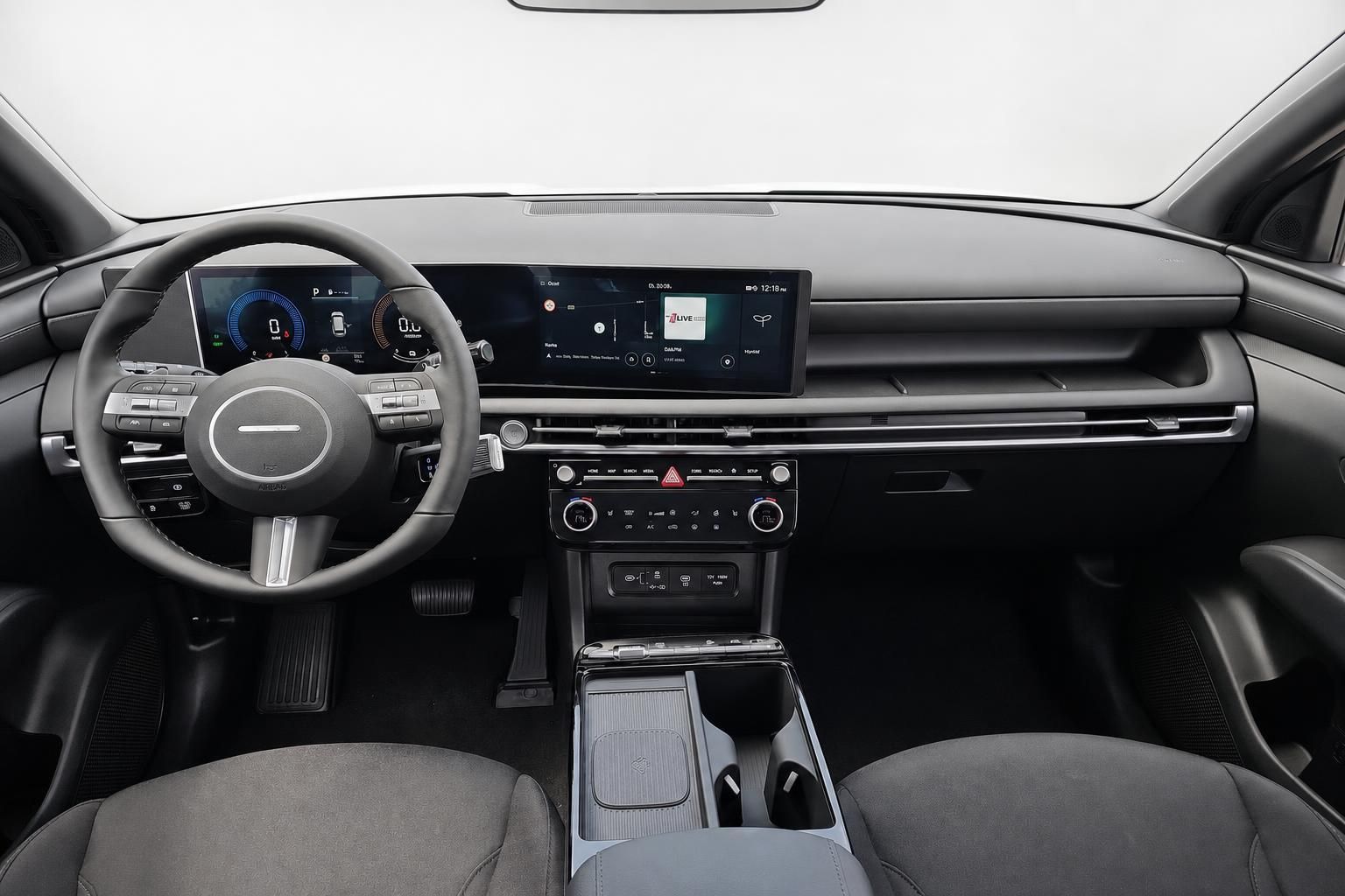 Cockpit und Innenraum eines modernen Fahrzeugs mit digitalem Display