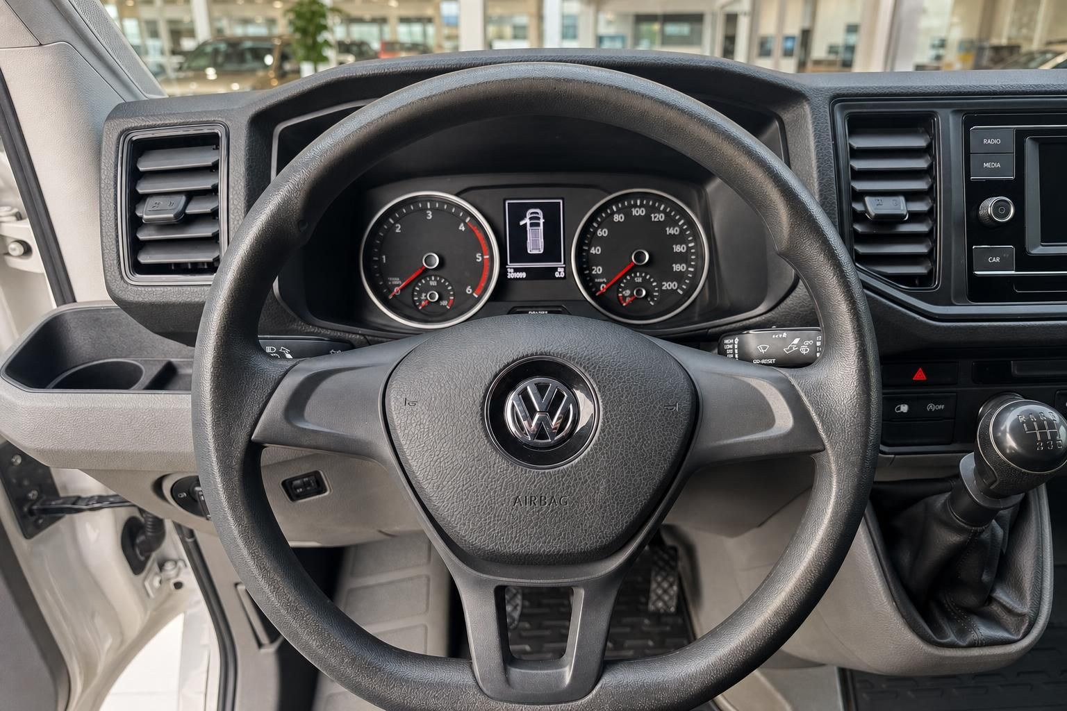 VW Transporter Innenraum – Lenkrad, Tacho und Cockpit in der Detailansicht