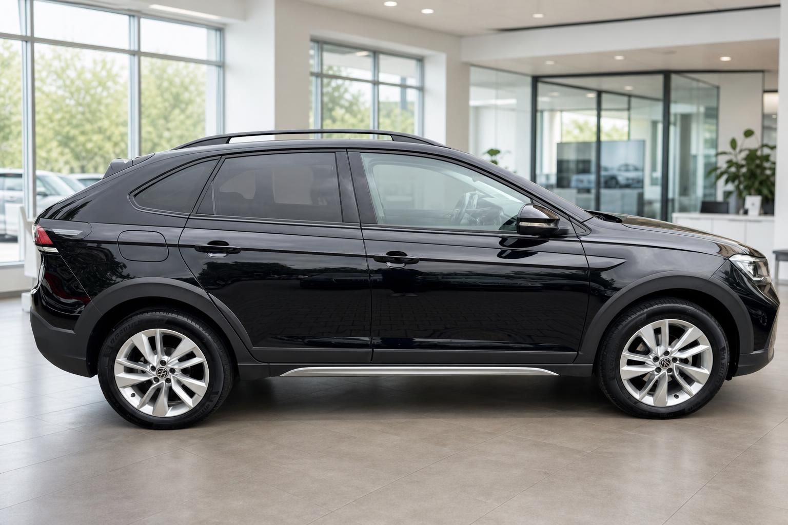 Volkswagen Tiguan Allspace schwarz Seitenansicht im Autohaus – SUV mit Leichtmetallfelgen