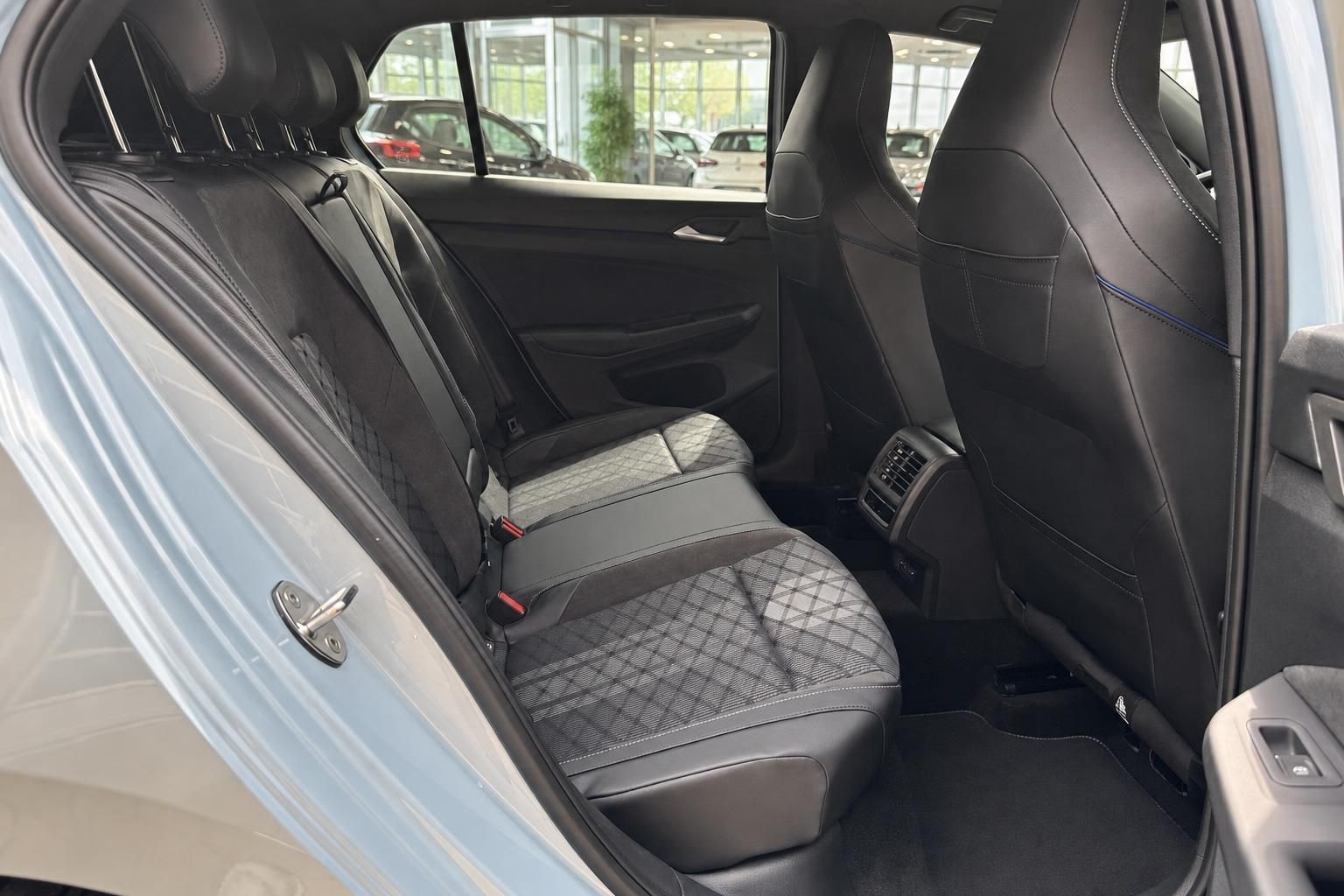 VW Golf R Innenraum Rücksitzbank schwarz Leder mit Rautenmuster und blauen Ziernähten