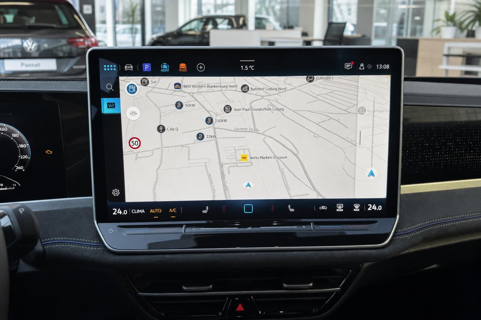 VW Volkswagen Innenraum Infotainment-Display mit Navigationssystem und Klimasteuerung