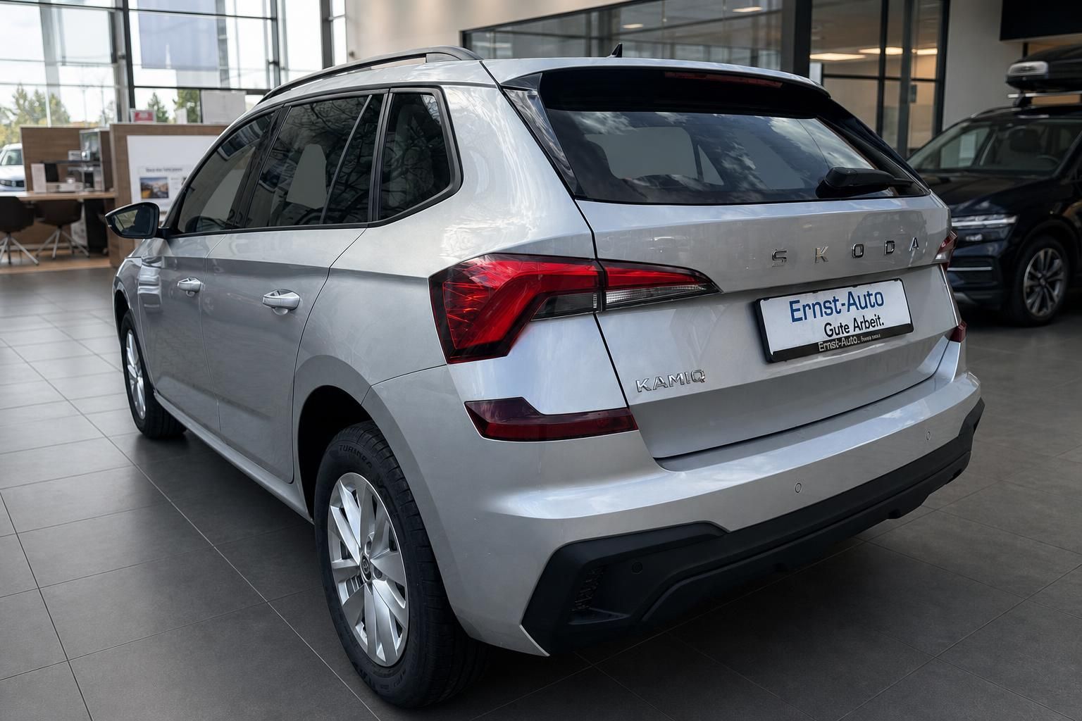 Skoda Kamiq silber Heckansicht im Autohaus – kompakter SUV mit LED-Rückleuchten
