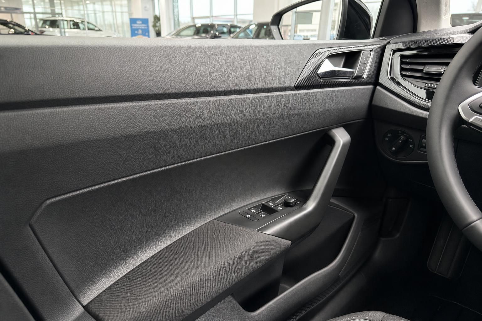 Fahrzeug Innenraum – Fahrerseite Türverkleidung mit Fensterheber und Türgriff