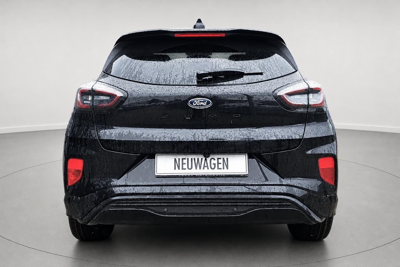 Ford Puma schwarz, Heckansicht als Neuwagen im Studio