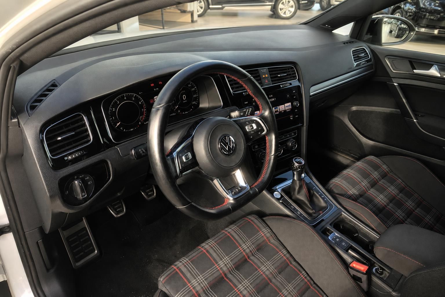 VW Golf GTI Innenraum mit GTI-Karosportsitzen, Lenkrad und Schaltgetriebe