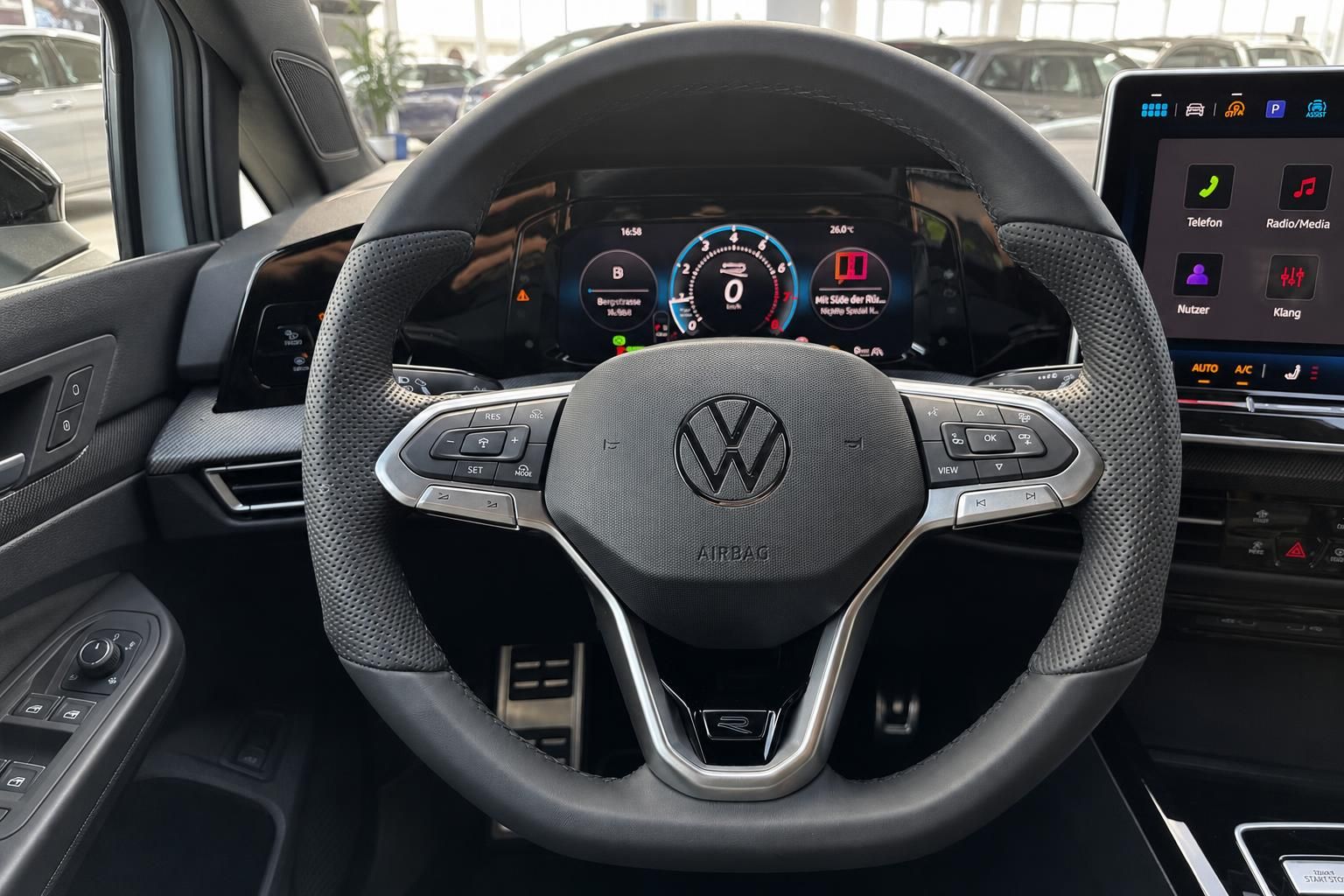 VW Golf R-Line Innenraum – Lederlenkrad mit Multifunktionstasten, digitales Cockpit und Touchscreen