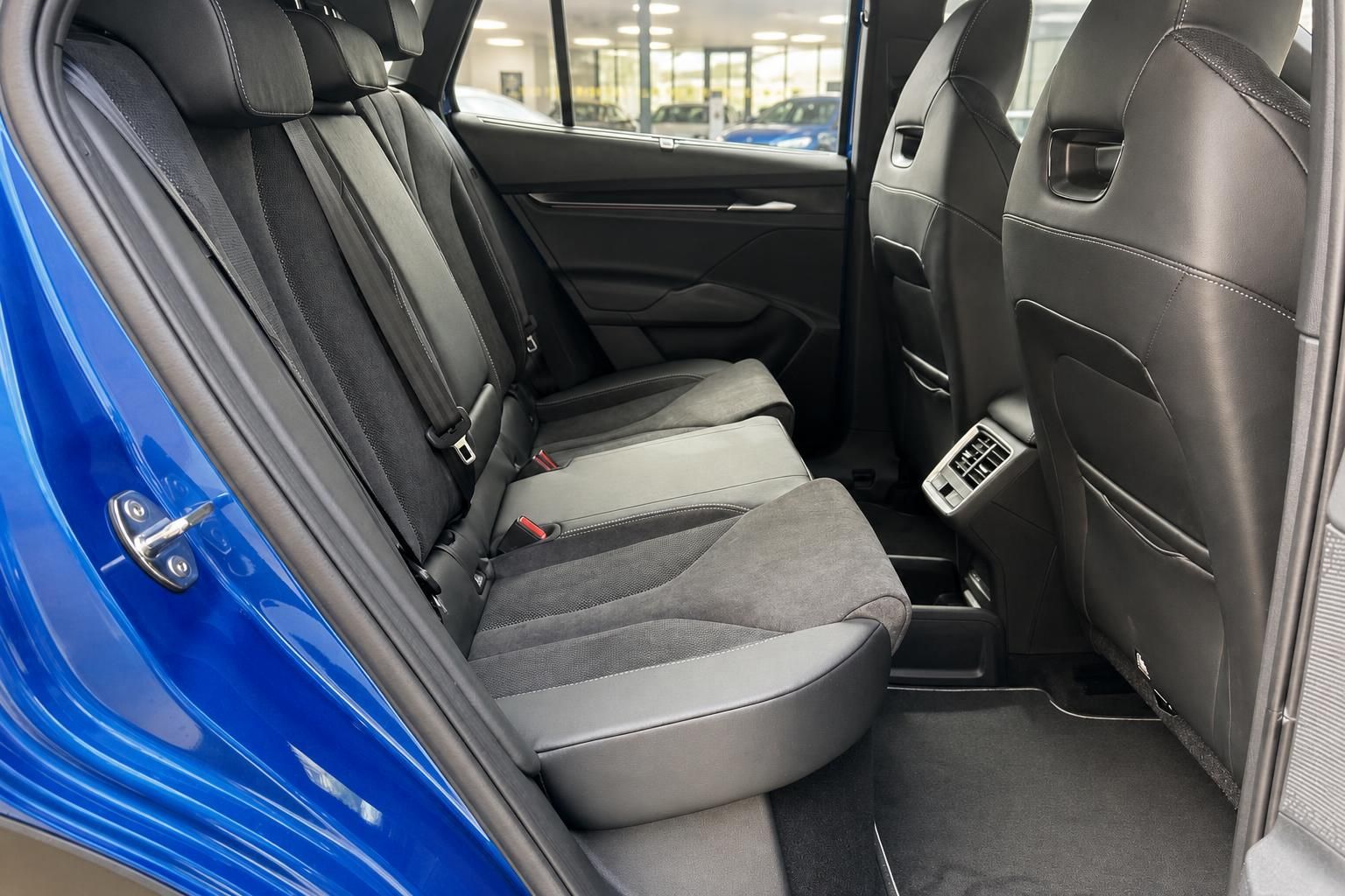 VW Golf Innenraum Rücksitzbank schwarzes Leder Alcantara blaue Karosserie Händler