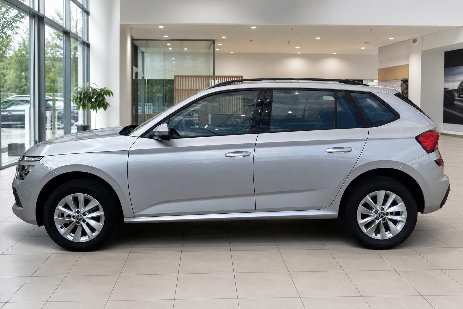 Skoda Kamiq silber Seitenansicht im Autohaus – kompakter SUV mit Dachreling und Leichtmetallfelgen