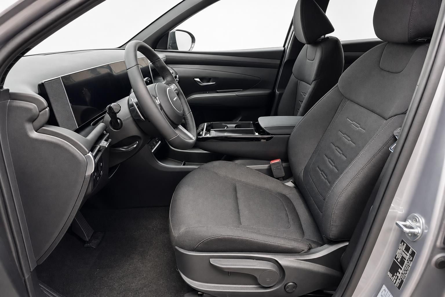Innenraum Fahrzeug mit schwarzen Stoffsitzen und Cockpit im Detail