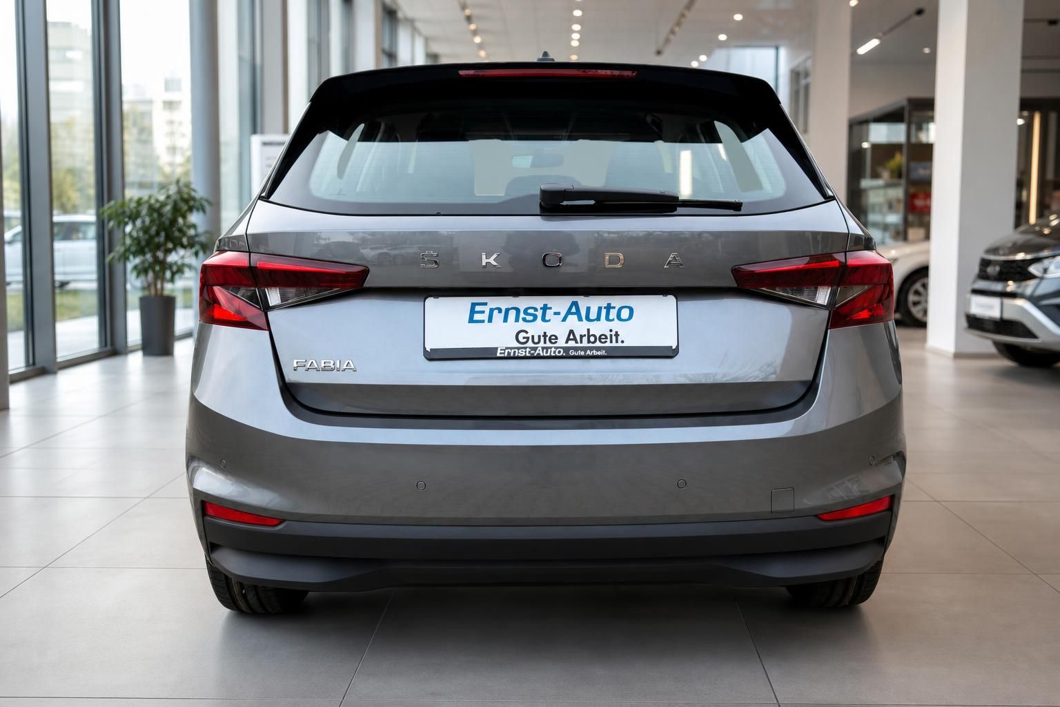 Škoda Fabia grau Heckansicht im Autohaus – gepflegter Kleinwagen mit LED-Rücklichtern