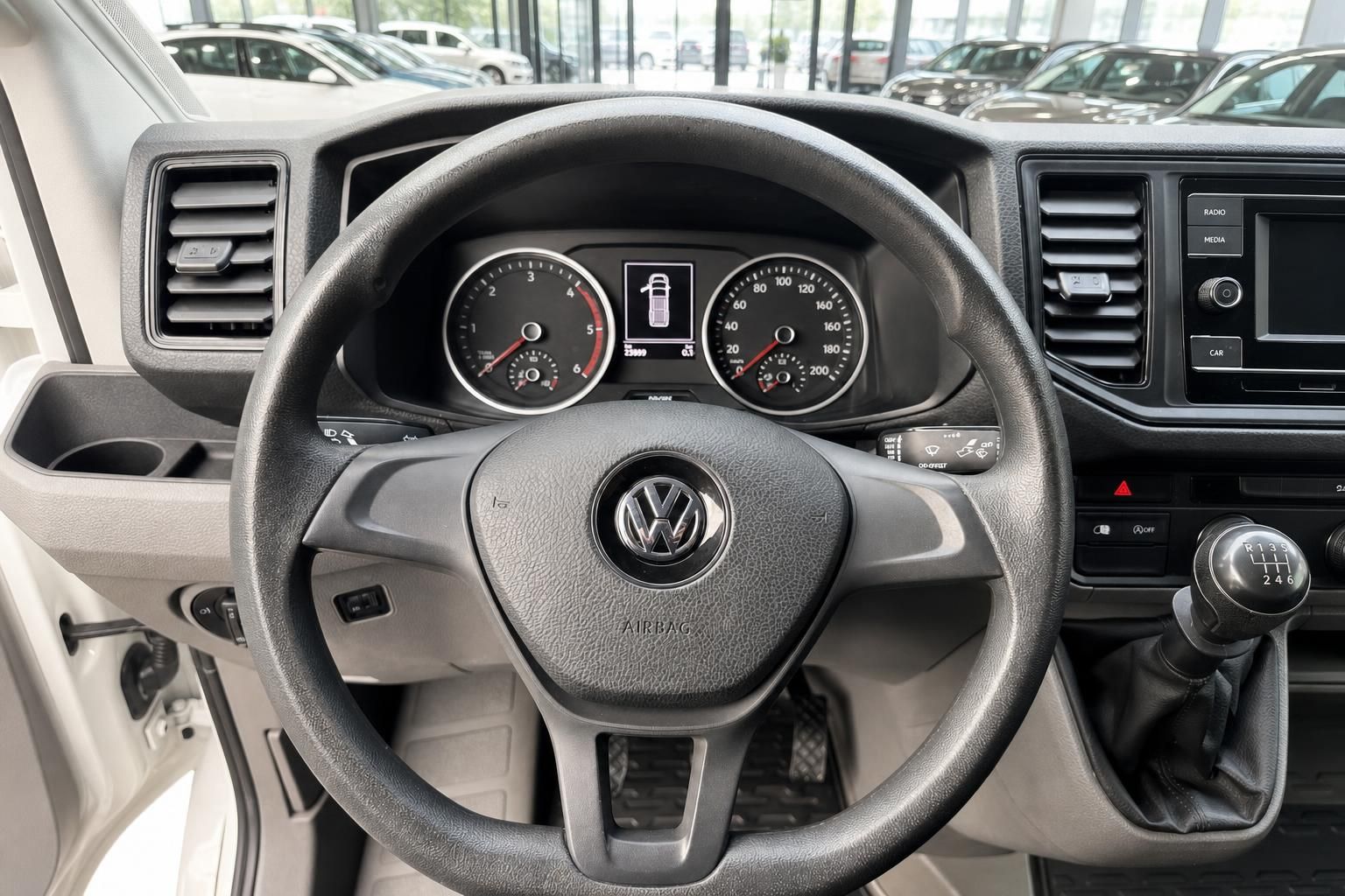 VW Transporter T6 Innenraum – Lenkrad, Armaturenbrett und Schaltgetriebe in der Fahrerübersicht