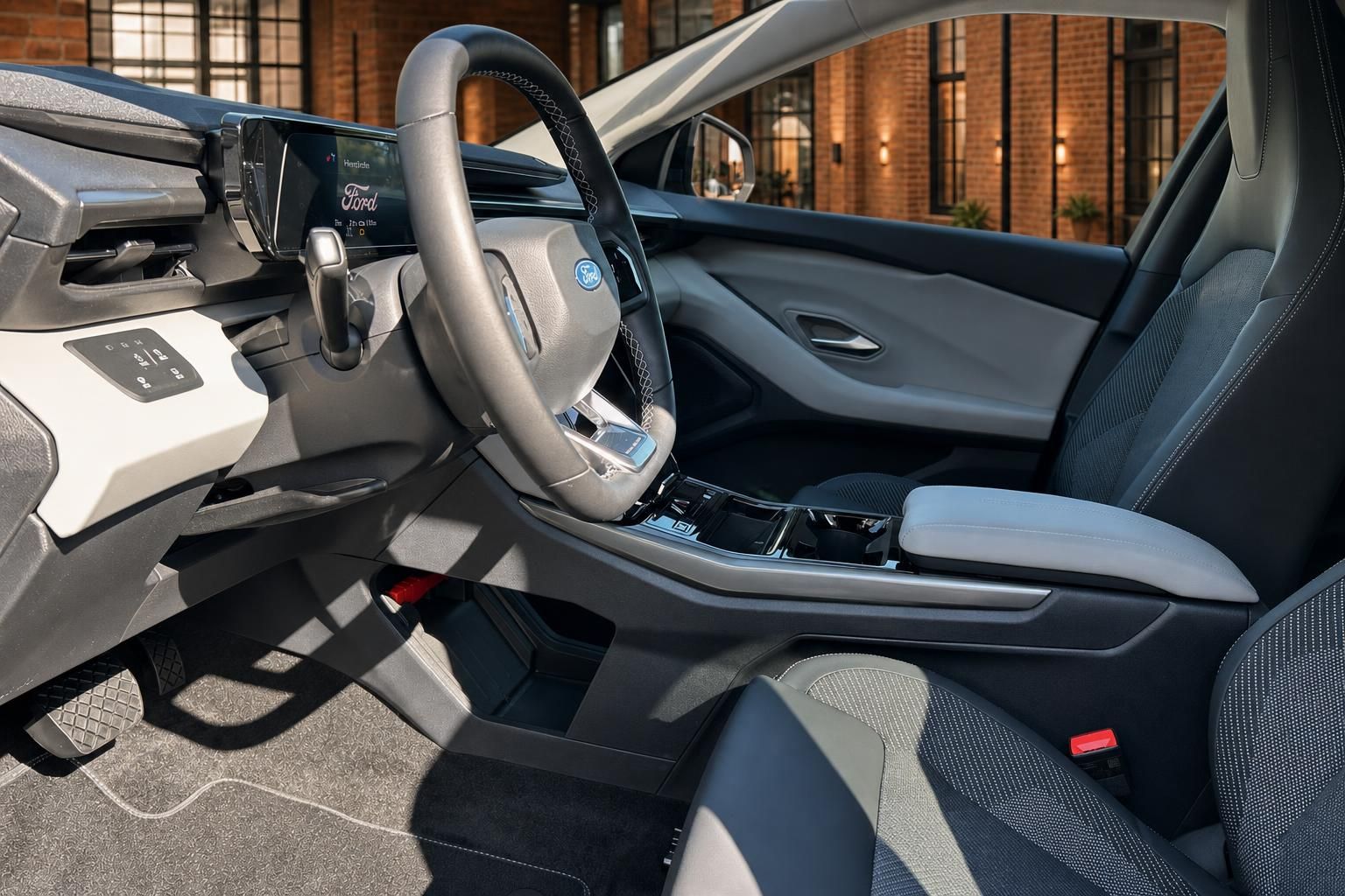 Ford Innenraum mit Cockpit, Lenkrad und Mittelkonsole im Detail