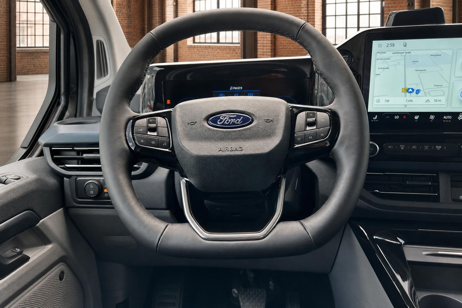 Ford Lenkrad mit Multifunktionstasten und Navigationsdisplay im Cockpit