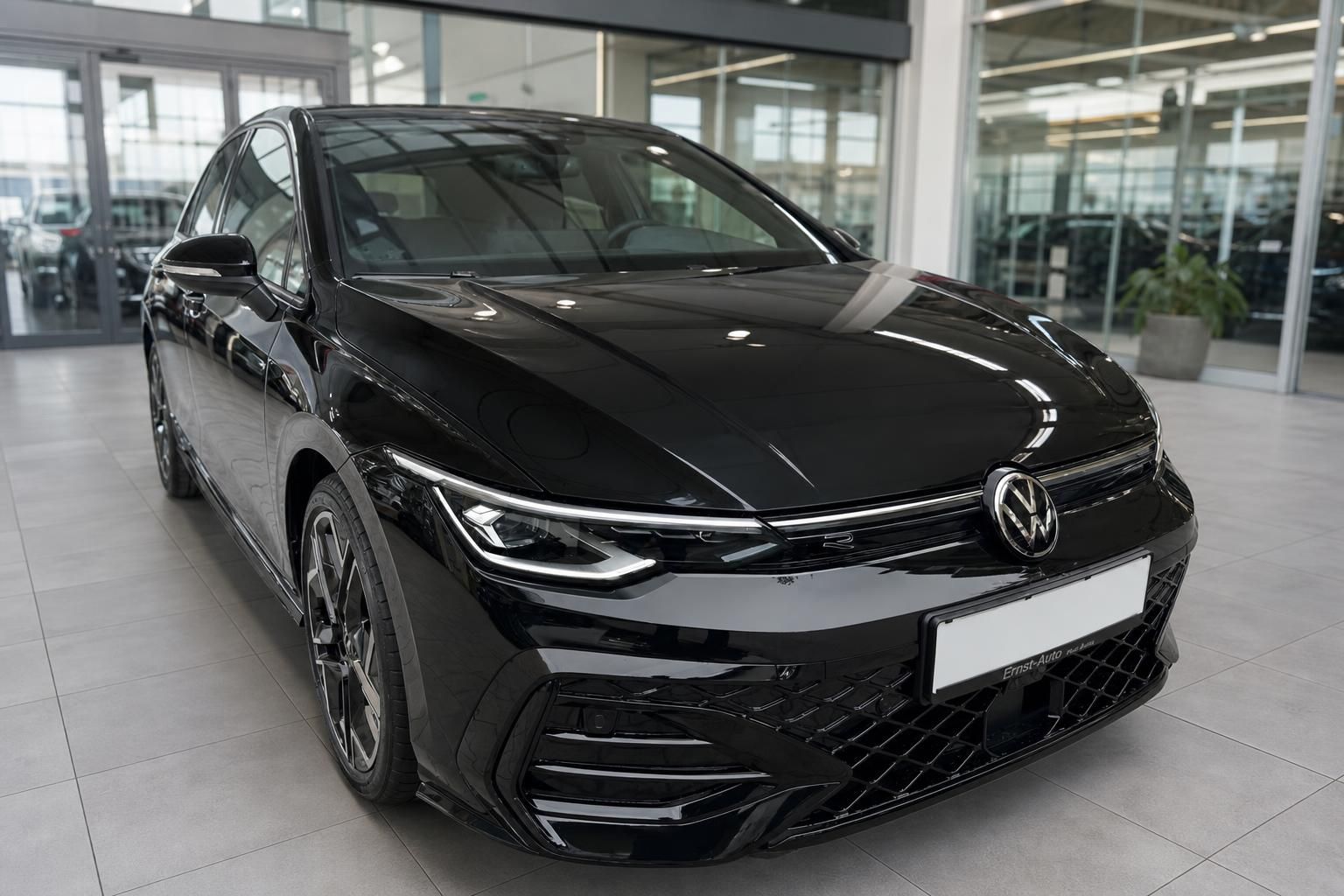 Volkswagen Golf R schwarz Frontansicht im Autohaus – sportlicher Kompaktwagen in Tiefschwarz