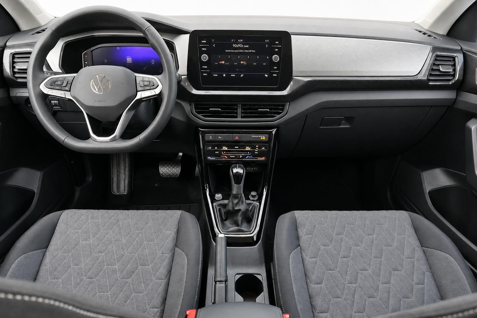VW Innenraum mit Cockpit, Lenkrad und Touchscreen-Infotainment